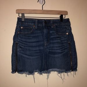 American Eagle zippered Jean skirt size 4